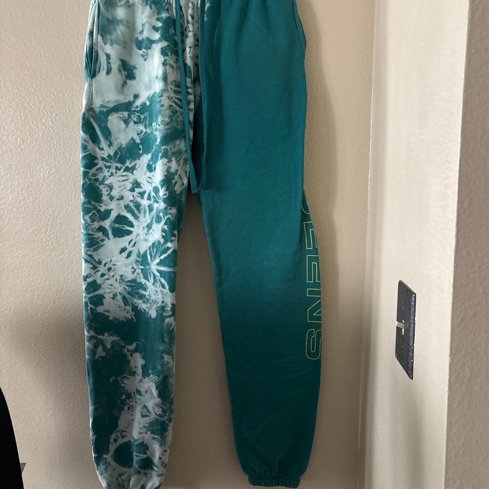 New sealed in bag women size small joggers brand Queen